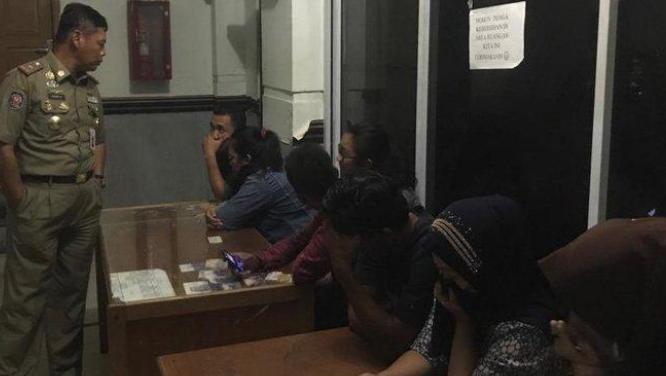 Digeberek Satpol PP Saat Memadu Kasih di Gubuk, Pasangan Mesum Lari ke Semak-Semak