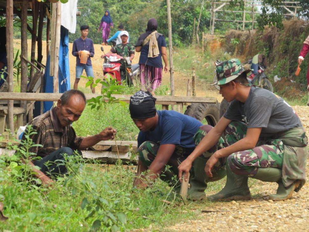Satgas TMMD Ke 105 Kodim 0313/KPR Gelar Penanaman Pohon Bersama Warga