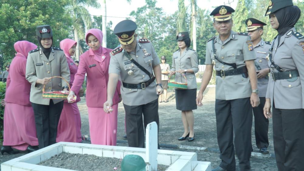 Menyambut HUT Bhayangkara ke-73  Kapolres Banjar ziarah ke Taman Makam Pahlawan (TMP) Kusuma Bangsa