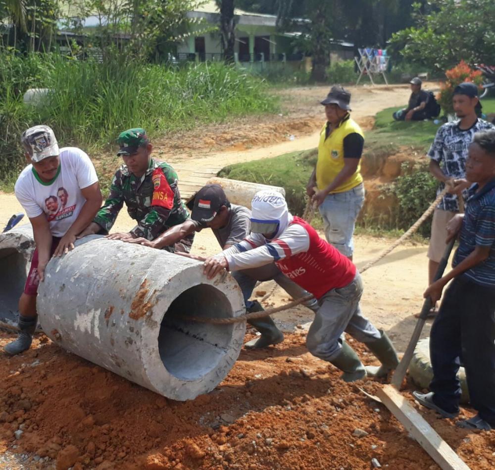 Warga dan Babinsa Koramil 03 /Bgs Kompak Gotong Royong Pasang Gorong-gorong 