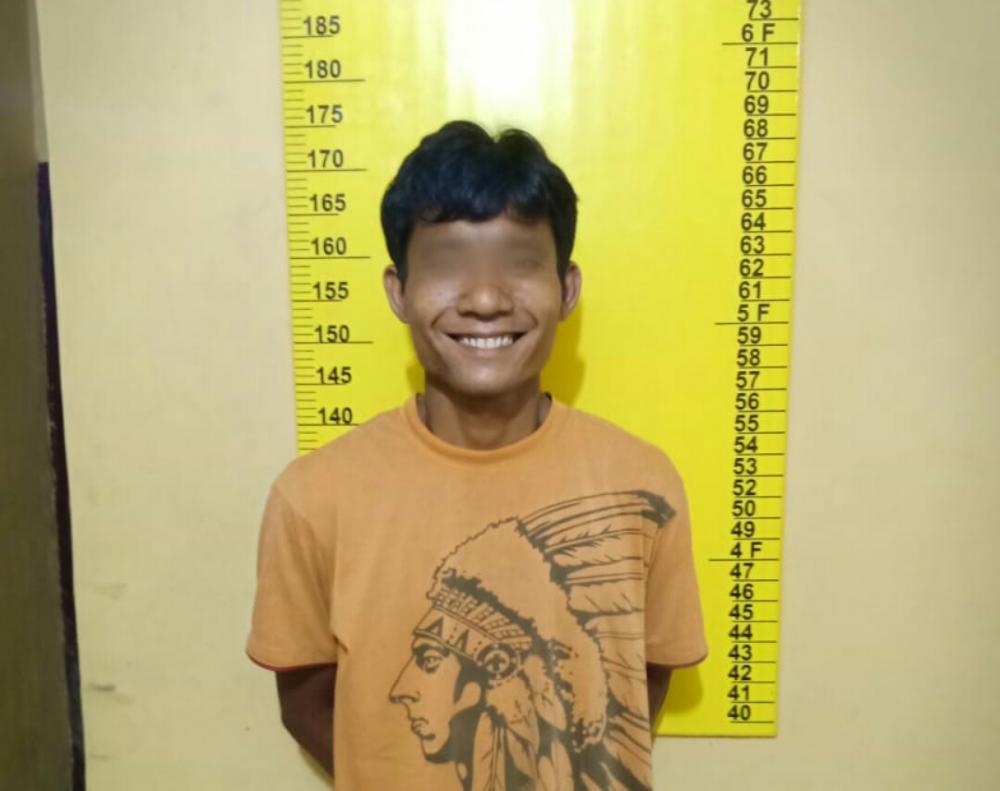 Penganiaya Ayah dan Anak di Bagan Batu ini Tersenyum Saat Diamankan di Posek Bagan Sinembah 