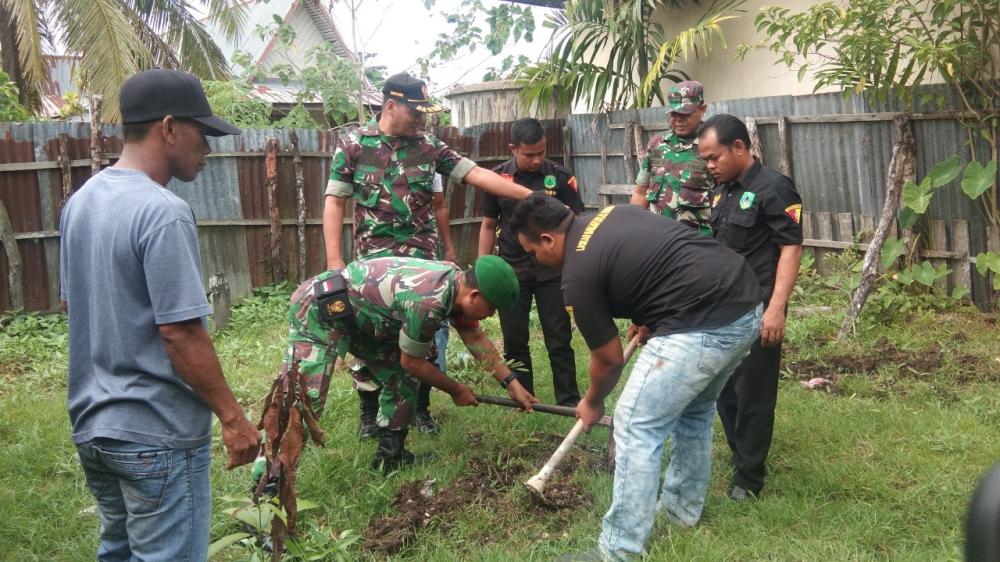 Koramil 03/Tempuling Lakukan Penghijauan di Sekitar Kantor