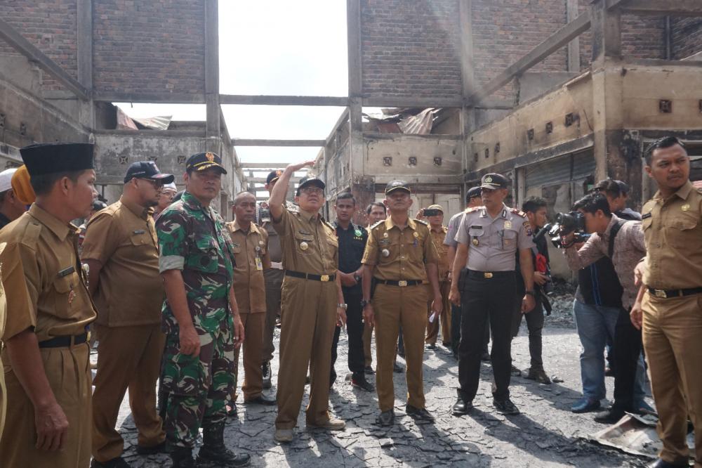 Bupati Inhil Tinjau Lokasi Kebakaran Pasar Sungai Salak, Tempuling