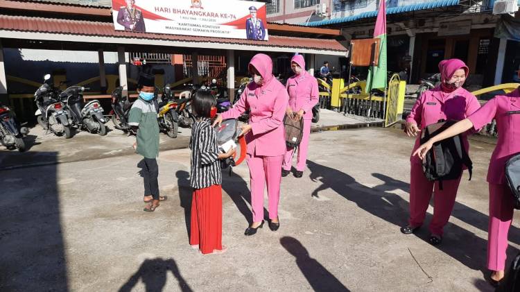 Polsek Kateman Membagikan 20 Tas Kepada Pelajar dan Anak Yatim Piatu