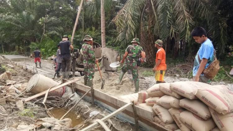 Kedekatan Satgas TMMD Ke 108 Kodim 0303/Bengkalis dengan Warga Seperti Keluarga.