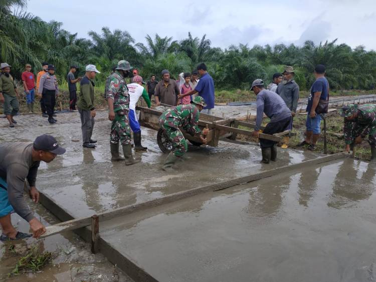 Sukseskan TMMD ke-108 Kodim Bengkalis Anggota satgas dan masyarakat goro bangun Jalan Rumah Sawit Inap. 