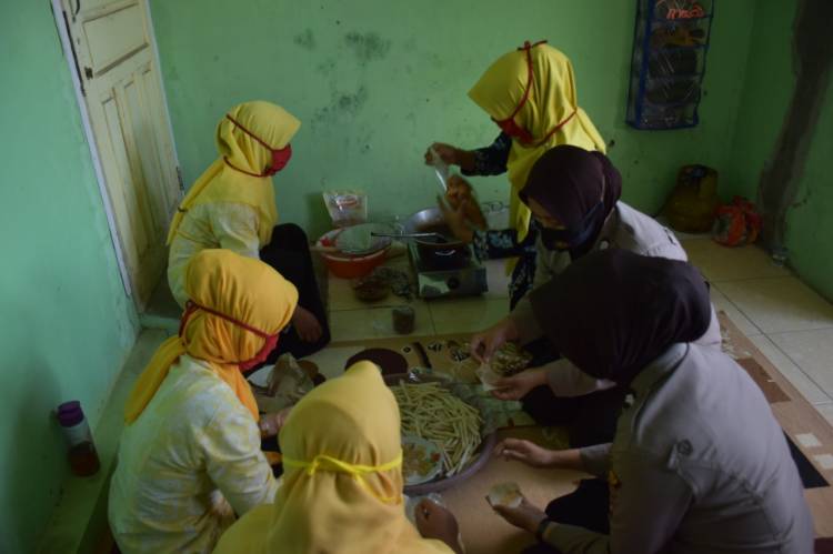 Kapolres Banjar bersama PKK Kota Banjar dan Polwan Polres Banjae Kunjungi UMKM Pengrajin Piring Lidi