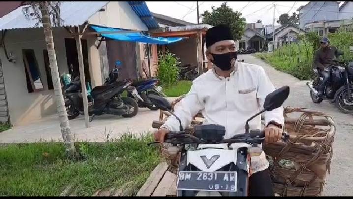 Berkeliling Menggunakan Keranjang,IWO Inhil Bagikan 150 Bungkus Daging Kurban