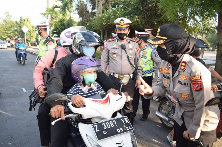 Operasi Patuh Lodaya 2020, Kapolres Banjar Berikan Reward Bagi Pengendara yang Patuh