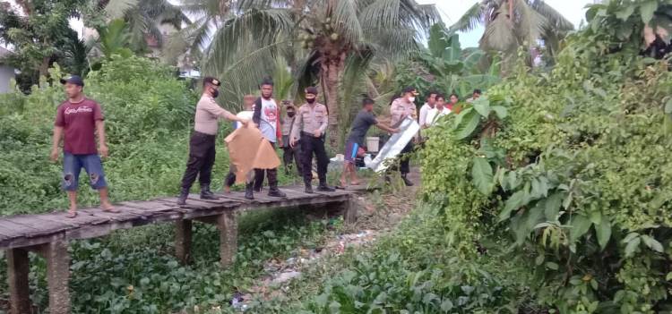 Kapolres Inhil,Turun Langsung Membantu Korban Longsor