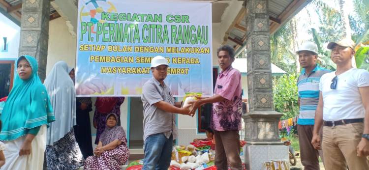 PT.PCR pabrik kelapa sawit Duri Menyerahkan sembako kepada warga