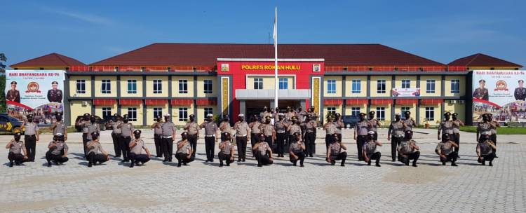 AKBP.Dasmin Ginting, S.IK, Pimpin Upacara kenaikan Pangkat Reguler Personil Polres Rokan Hulu.