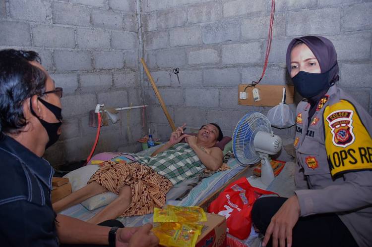 Warga Kurang Mampu Diberi Bantuan Oleh Kapolres Banjar Bersama Kasat Narkoba Polres Banjar