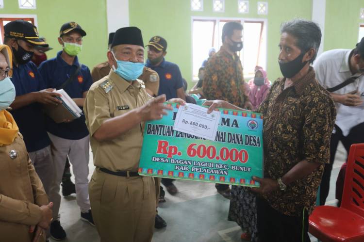 Bupati Harris Serahkan BLT Untuk Dua Desa Di Kecamatan Bunut 