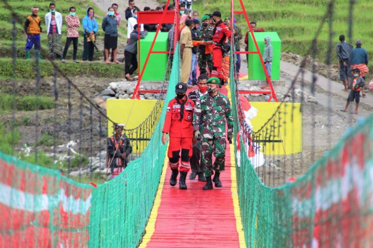 Satgas Pamtas RI-RDTL Yonif 132/BS Bangun Jembatan Gantung