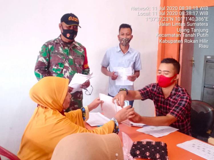 Penyaluran Bansos Tunai di Rohil, Babinsa Ikut Memantau
