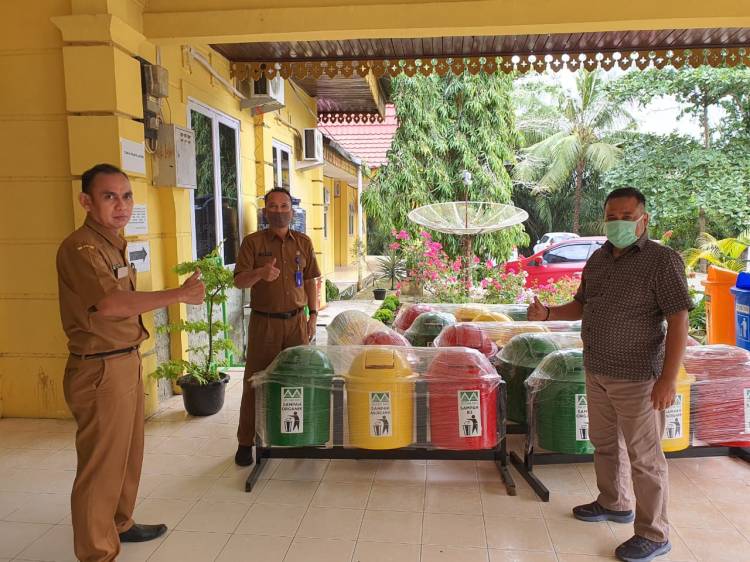 PT Musim Mas Serahkan Bantuan Tong Sampah Kepada Dinas Lingkungan Hidup Kabupaten Pelalawan.