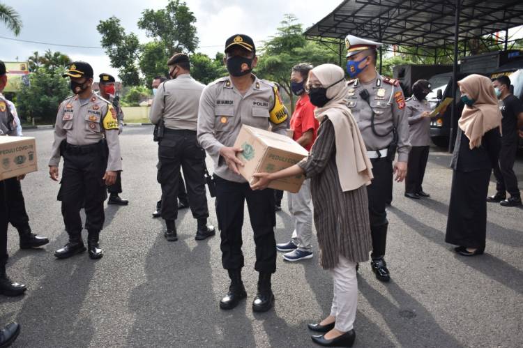 Polres Banjar Berikan Bantuan Kemanusiaan Kepada Masyarakat Terdampak Covid-19