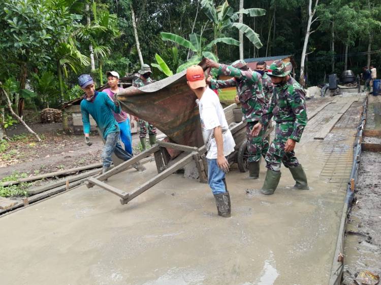 Satgas TNI dan Warga Mandi Keringat Bangun jalan di Desa Temiang, 