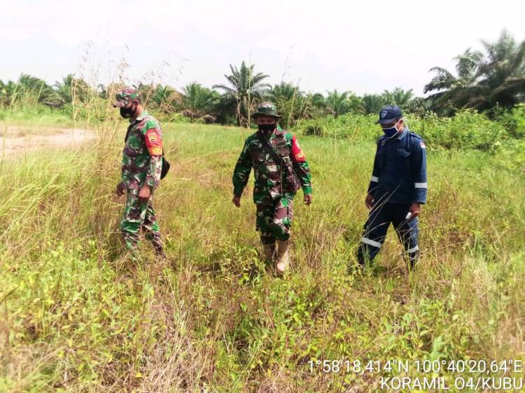 Anggota Koramil 04 Patroli Karlahut Bersama Security PT Chevron di Rohil