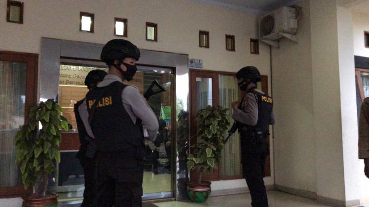   Penyidik KPK RI, Lakukan penyidikan di 3 tempat yaitu  PT. PMG, Rumah Dinas Walikota ( Pendopo ) dan Kantor Dinas PUPR Kota Banjar