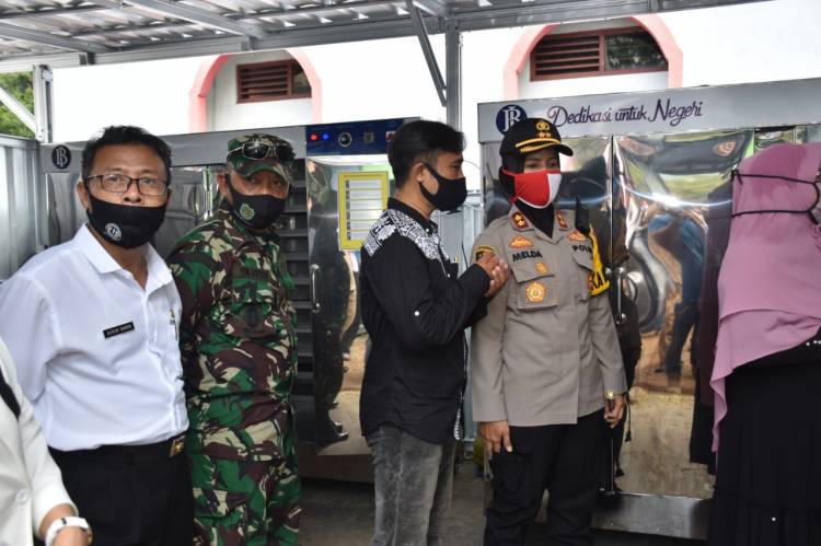 Kapolres Banjar Hadiri Penyerahan Bantuan Oven Rengginang Kepada Sentra Rengginang Kota Banjar