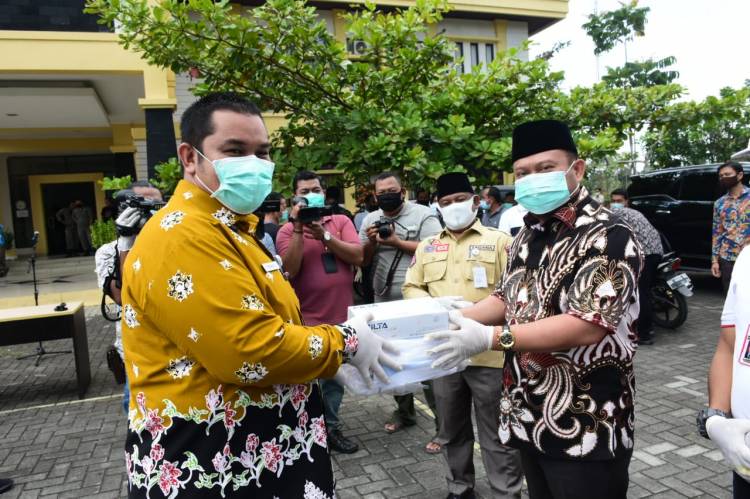 Serahkan Bantuan Sembako Kepada THL, Bupati Kampar Apresiasi  Kontribusi THL dalam Penanggulangan Covid 19.