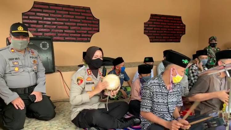 Silaturahmi ibu Kapolres Banjar dengan Pengasuh Ponpes Busanul Ulum