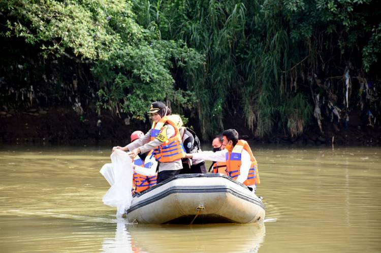 Kapolres Banjar Bersama Walikota Banjar Tebar Bibit ikan di Sungai Citanduy 
