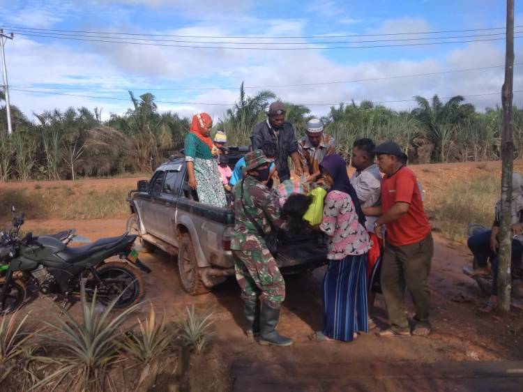 Babinsa Bantu Ibu di Rohil ini yang Melahirkan di Jalan Pesisir