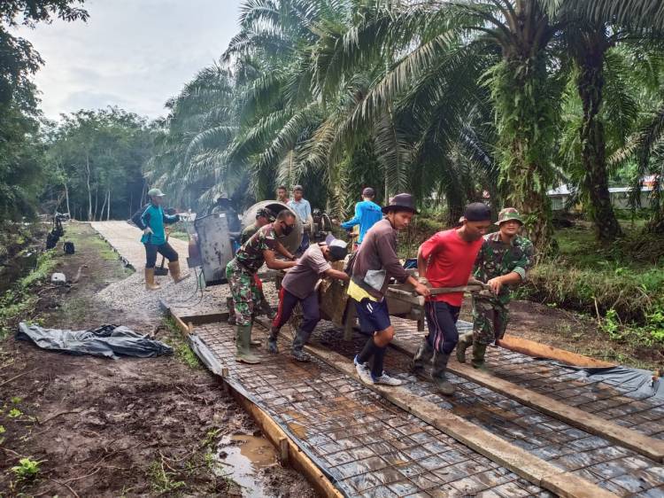 Komando Rayon militer 07 Bukit Batu Bersama warga melaksanakan  Semenisasi Jalan Rumah Sawit Inap