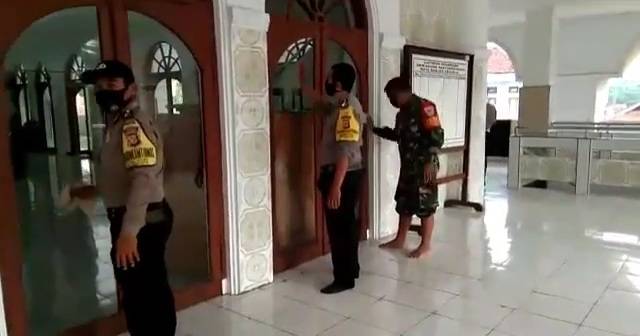 TNI Polri Di Banjar Melaksanakan Jumat bersih (Jumsih) Di Masjid Agung Kota Banjar