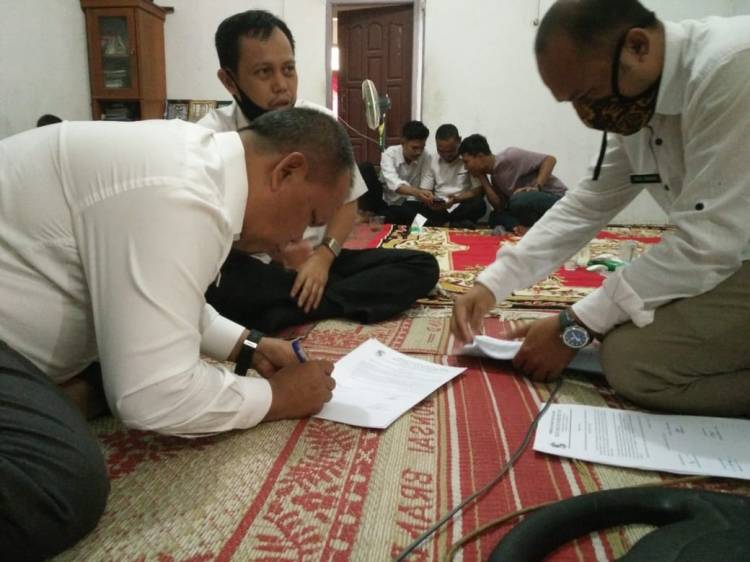 Pemerintah Kabupaten Pelalawan Serahkan BLT Di Dua Desa Kecamatan Kerumutan