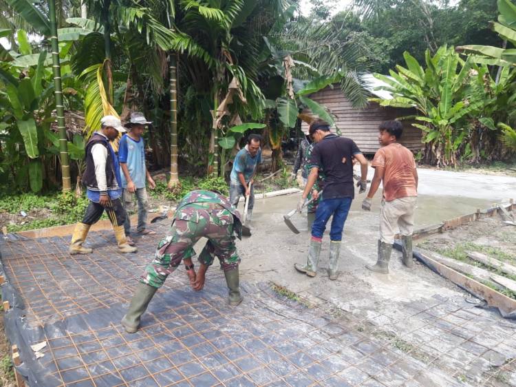 Gotong Royong di Lokasi TMMD, Satgas TNI dan Warga Bangun Jalan semenisasi.