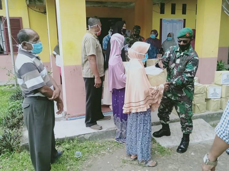 Danramil Bagikan Sembako Kepada Warga Labuhan Papan yang Terdampak Covid-19