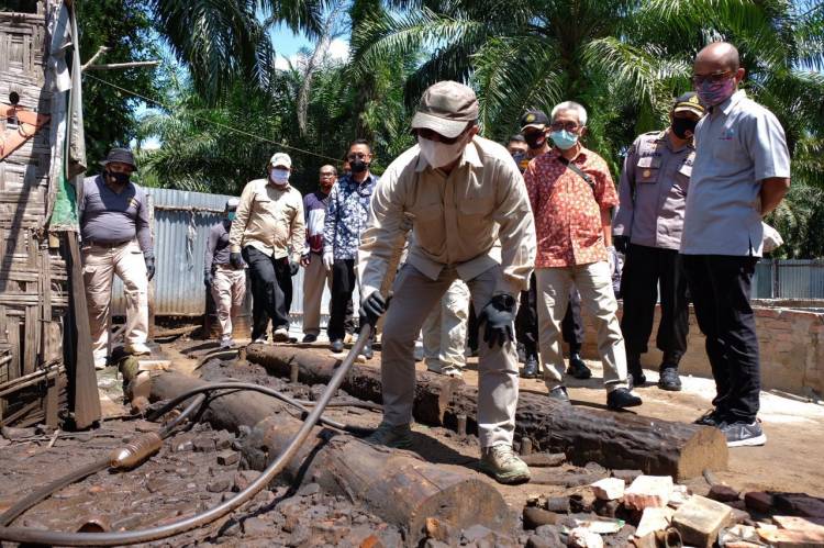 Polda Riau ringkus 4 Orang sindikat Penyulingan Minyak Illegal yang Beroperasi di Dumai  