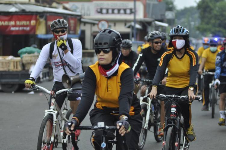 Kapolres Banjar Bersepeda Sambil Ingatkan Protokol Kesehatan Menjelang New Normal