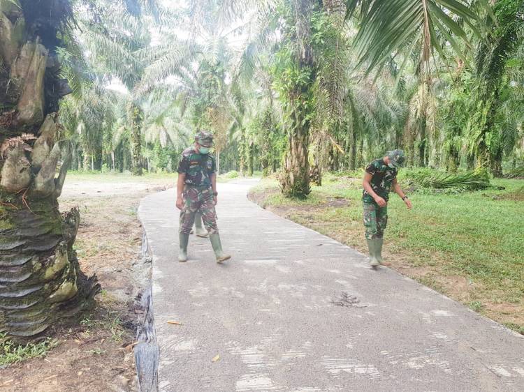 Satgas TMMD Cek Jalan Semenisasi Dusun Suka Mulia Jaya yang Sudah Rampung 