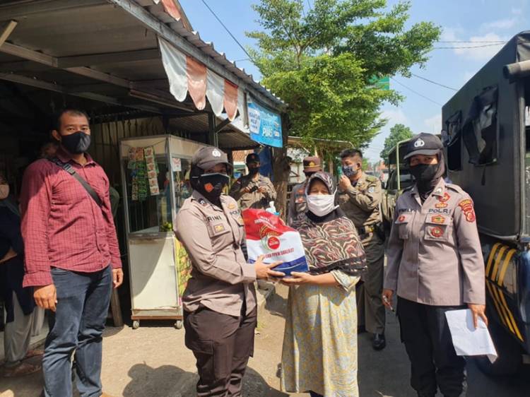 Polwan Polres Banjar Melaksanakan Patroli Penyaluran Bansos kepada Masyarakat yang Terdampak Covid-19