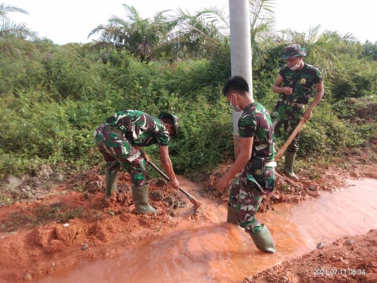Air Tergenang Akibat Diguyur Hujan, Satgas TMMD Goro Buang Genangan Air
