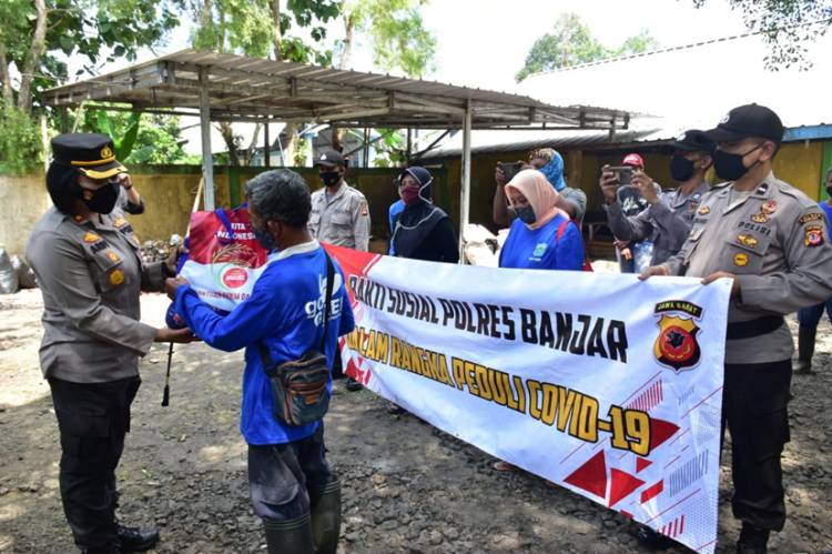 Kapolres Banjar Pimpin Patroli Skala Besar dan Bagikan Bansos kepada Petugas Kebersihan