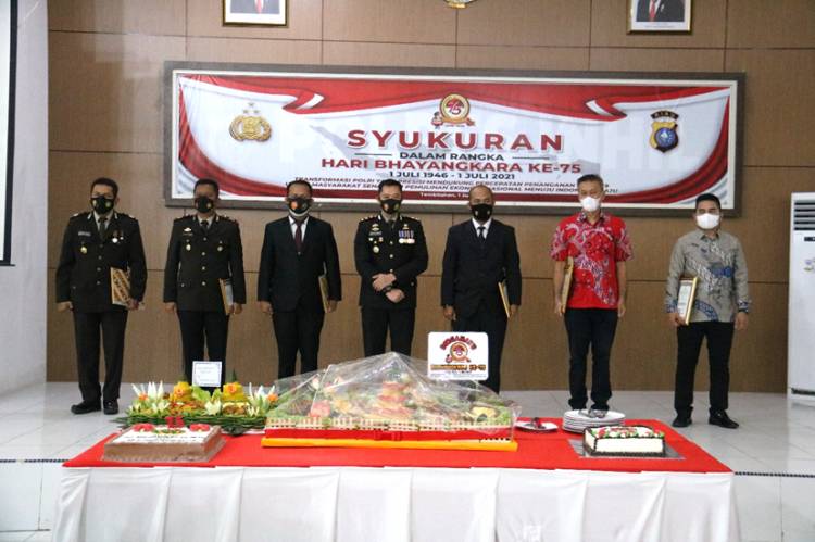 HUT Bhayangkara ke-75, Polres Inhil Berikan Penghargaan kepada Personel Berprestasi dan Sejumlah Tokoh Inhil