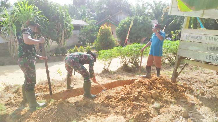 Ditengah Terik Matahari, Satgas TMMD Bersama Warga Kompak Bersihkan Parit