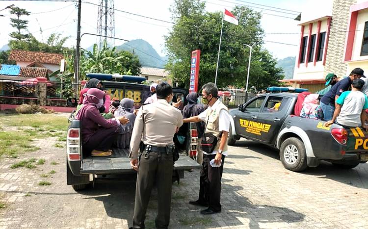 Percepat Pemerataan Vaksinasi, Polisi &lsquo;Jemput Bola&rsquo; ke Rumah Warga untuk di Vaksin