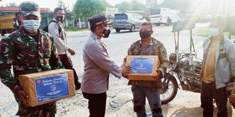 Polres Rohil Salurkan Bansos PPKM Darurat Kepada Masyarakat