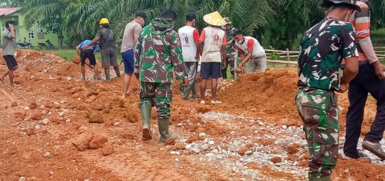 Satgas TMMD Bersama Warga Goro Ratakan Tanah