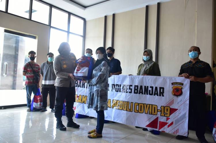 Pegawai Honorer di Lingkungan Polres Banjar Menerima Bansos dari Kapolres Banjar