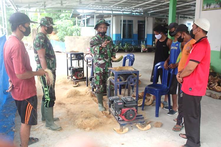 Satgas TMMD ke-111 Kodim 0314/lnhil Ajarkan Warga Desa Mengolah Limbah Sabut Kelapa