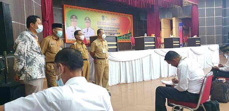 Bupati Inhil Tuntut Profesionalisme Panitia Penyelenggara pada Uji Kompetensi Balon Kades Inhil