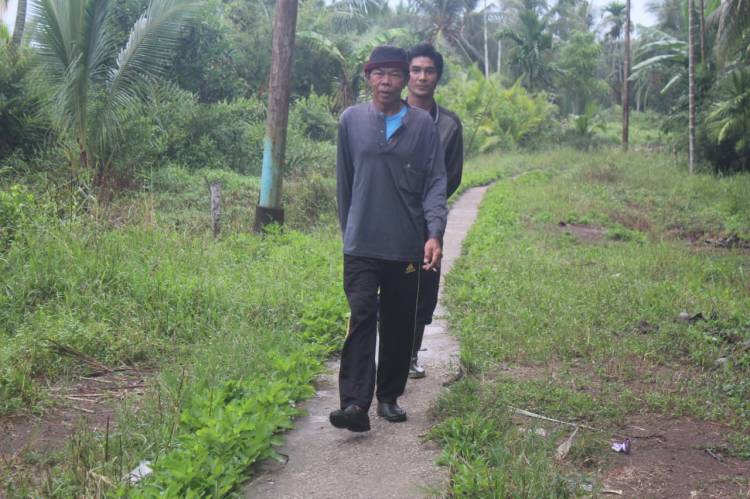 Unruk Mencapai Sasaran Fisik TMMD Ke 111 Kodim 0314/Inhil Warga Rela Berjalan Kaki 2 Km Untuk Gotong Royong